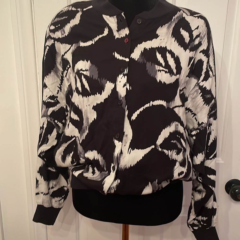 Jinny Jin top with buttons. Size small. Super cute. Has shoulder pads.